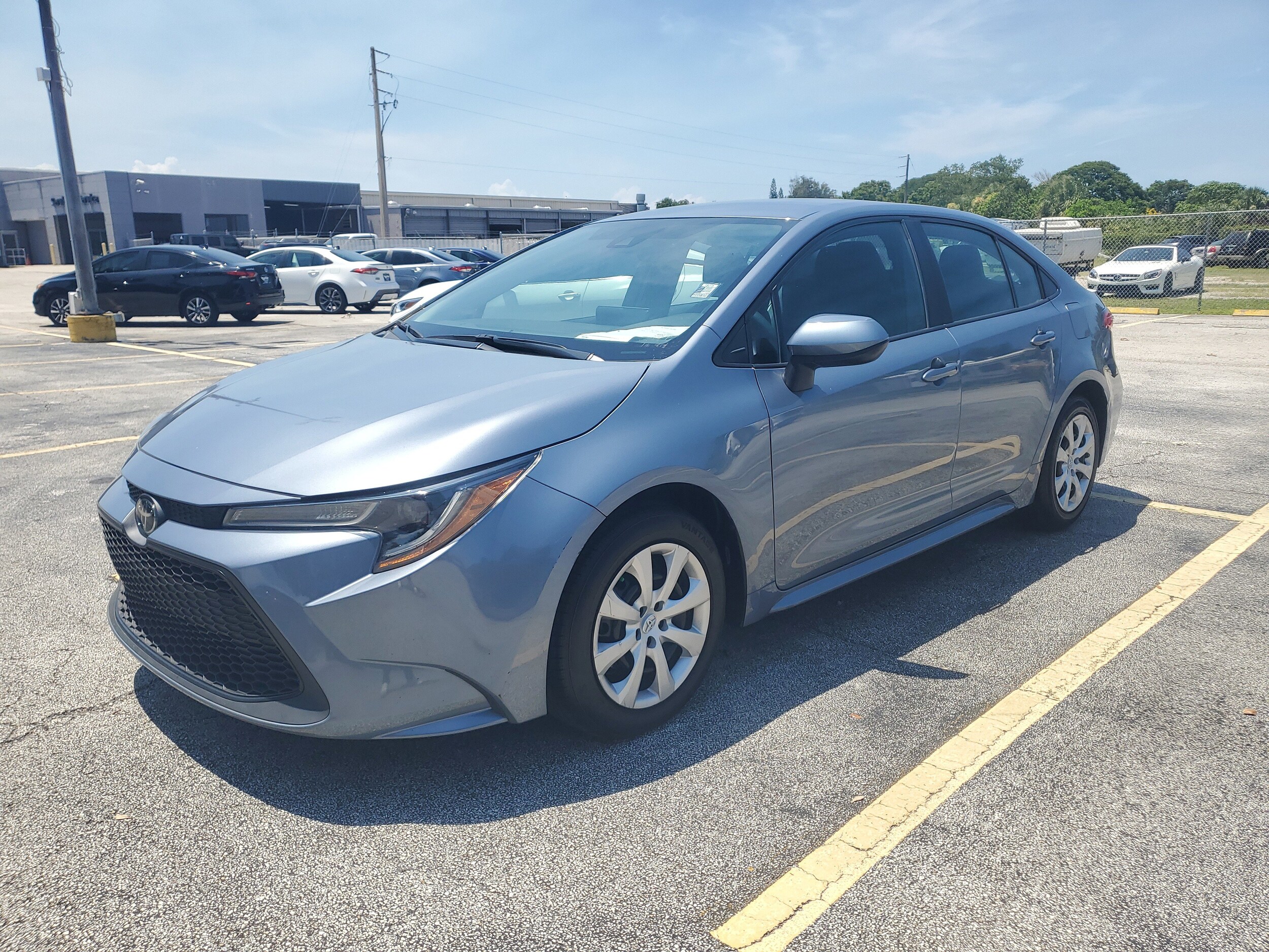 2022 Toyota Corolla LE photo 2