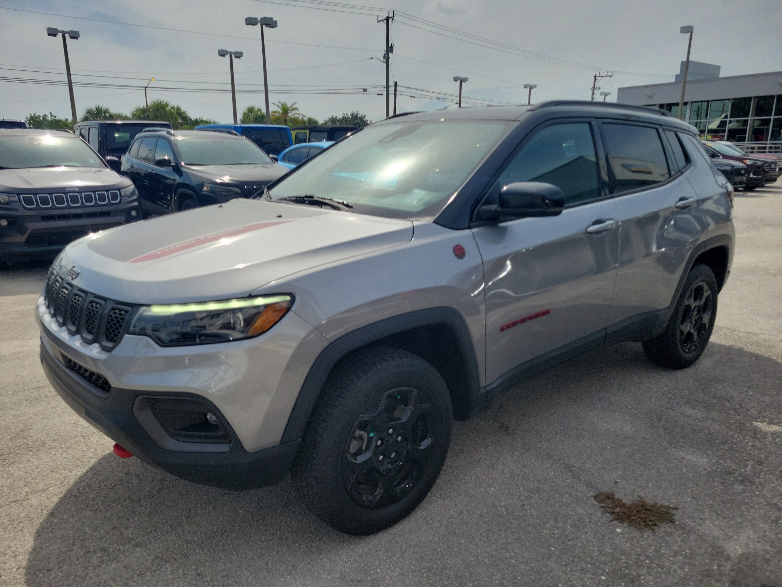 2023 Jeep Compass Trailhawk photo 2