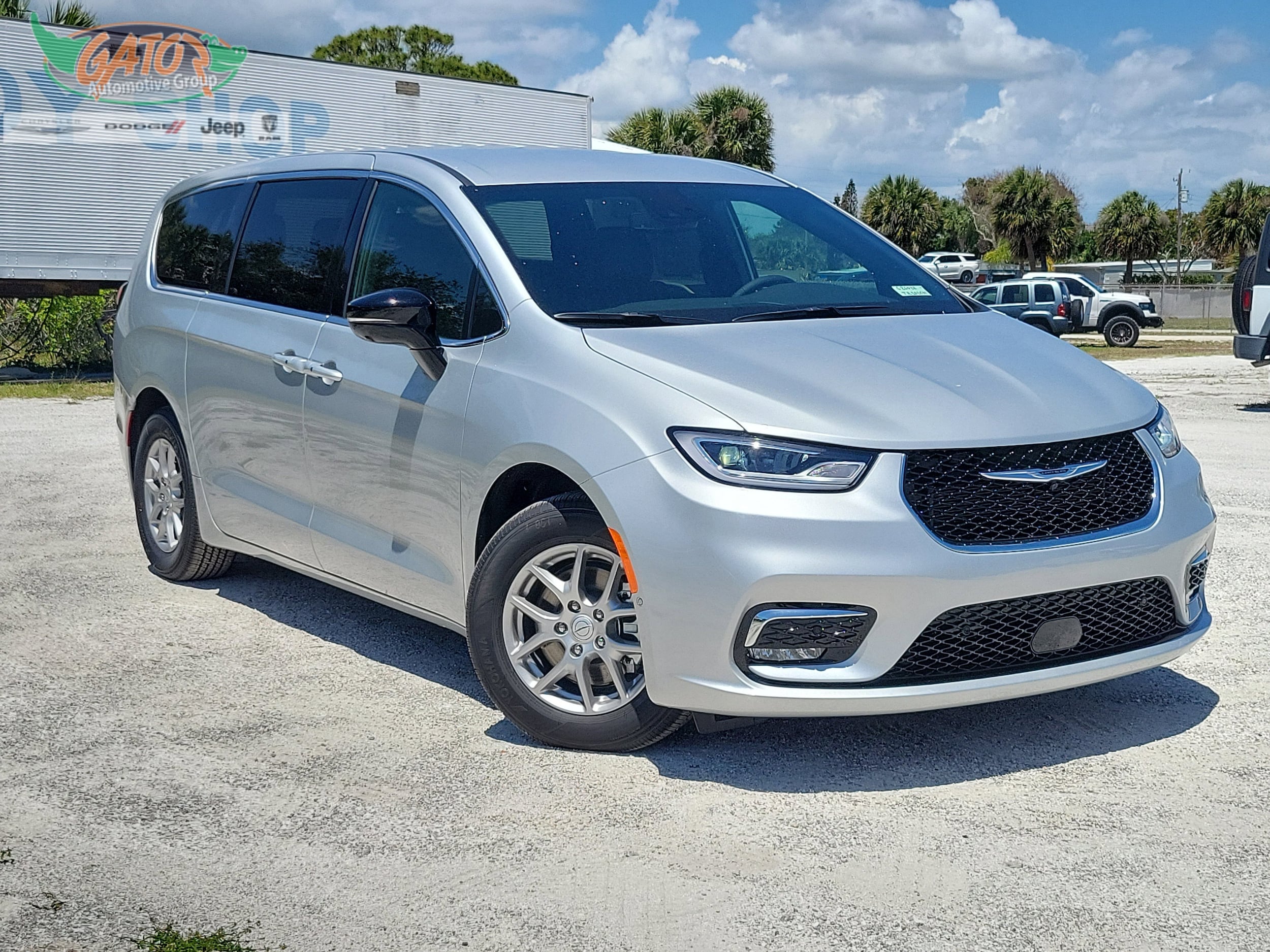 2026 Chrysler Pacifica Select's photo