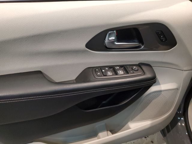 2023 Chrysler Pacifica Touring L - Photo 12
