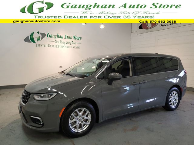 2023 Chrysler Pacifica Touring L's photo