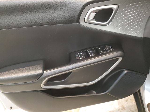 2020 Kia Soul LX - Photo 12