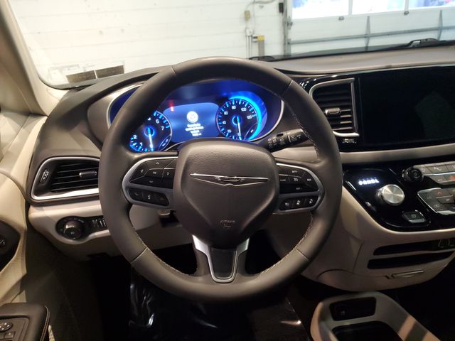 2023 Chrysler Pacifica Touring L - Photo 16
