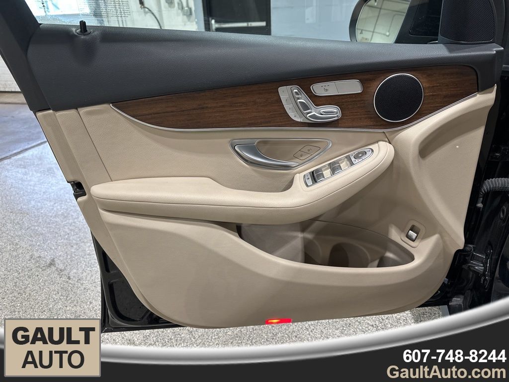 2022 Mercedes-Benz GLC GLC300 - Photo 12