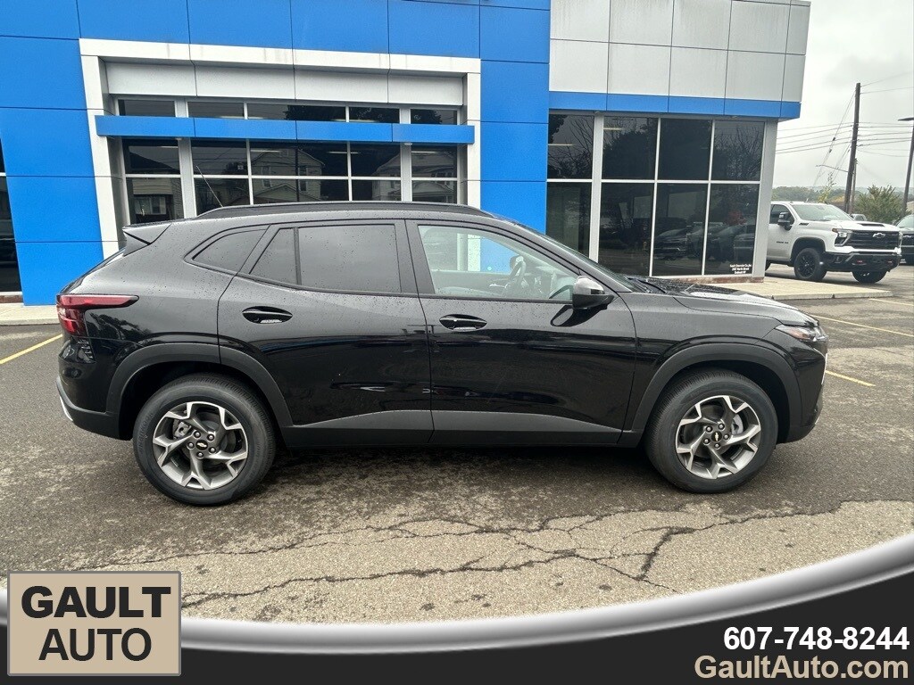 2026 Chevrolet Trax LT photo 2