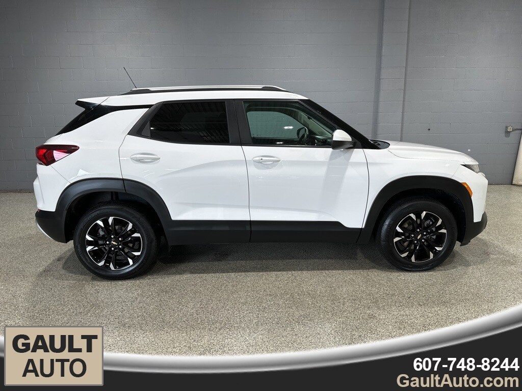 2022 Chevrolet Trailblazer LT photo 2