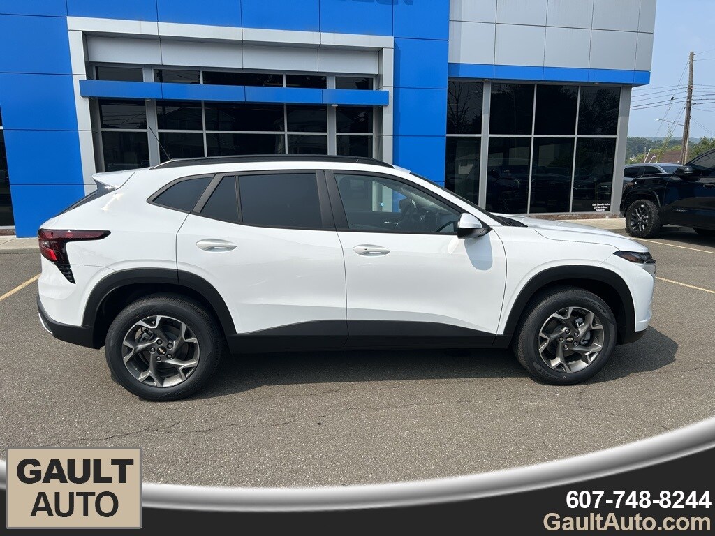 2025 Chevrolet Trax LT photo 2