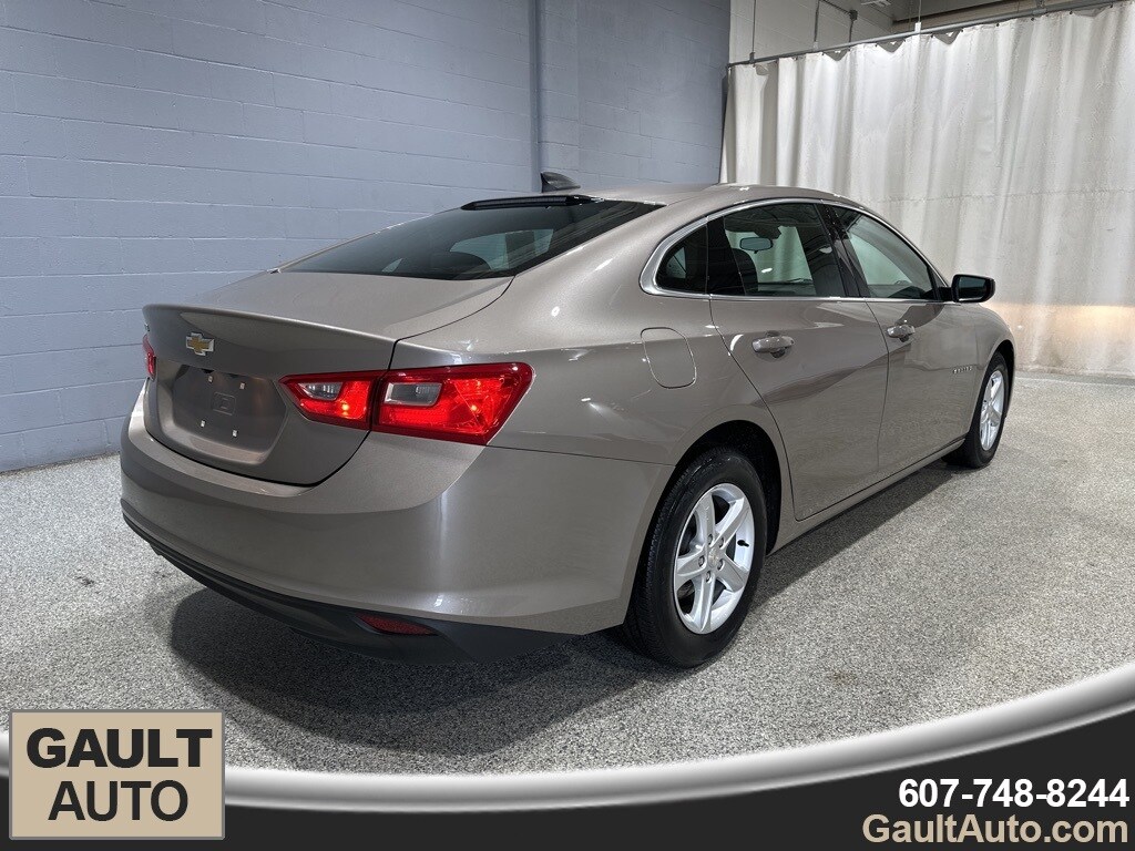2022 Chevrolet Malibu photo 3