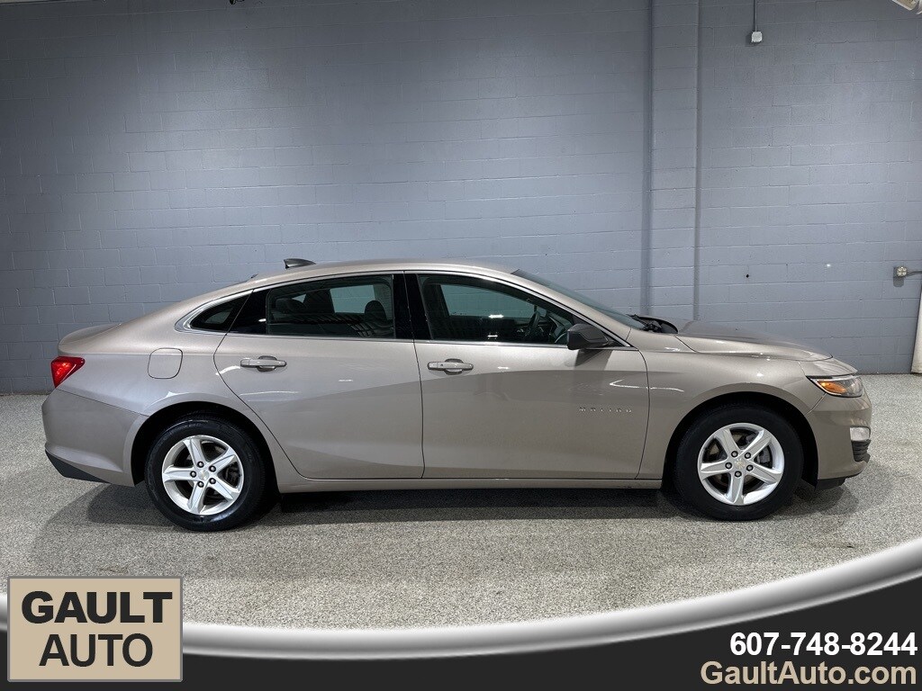 2022 Chevrolet Malibu photo 2