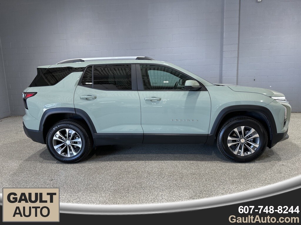2025 Chevrolet Equinox LT photo 2