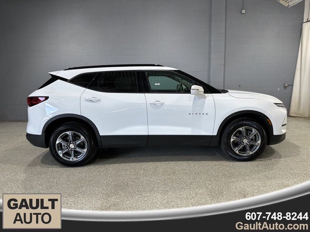 2025 Chevrolet Blazer 3LT photo 2