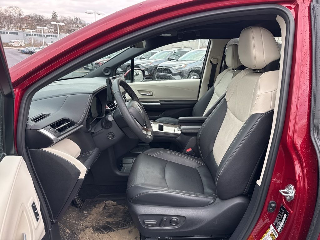New 2025 Toyota Sienna Platinum Minivan/Van