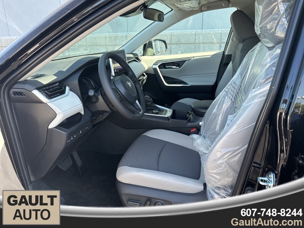 2025 Toyota RAV4 Hybrid XLE photo 3