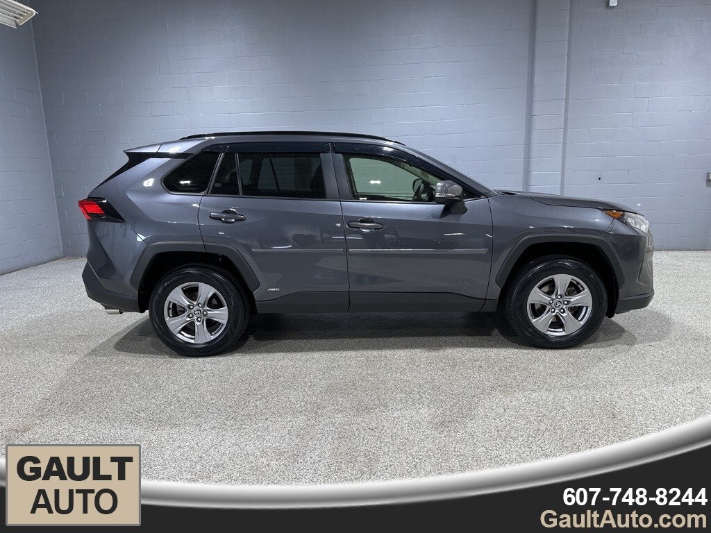 2022 Toyota RAV4 Hybrid LE photo 2