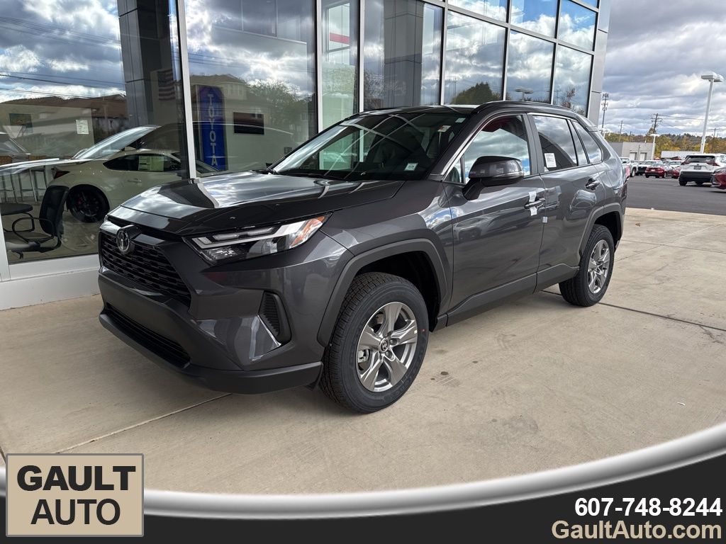 2025 Toyota RAV4 XLE's photo