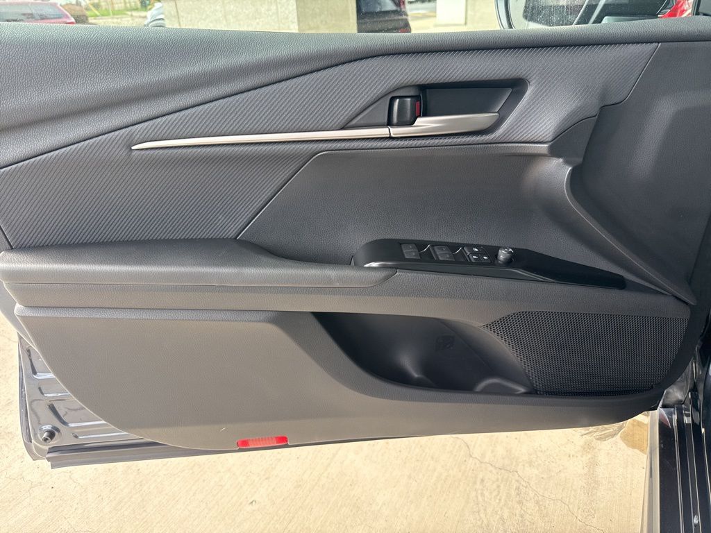 2026 Toyota Camry SE - Photo 6