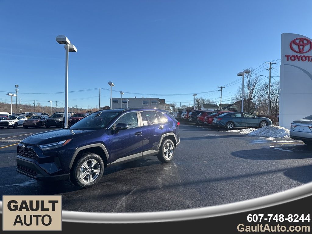 2025 Toyota RAV4 XLE's photo
