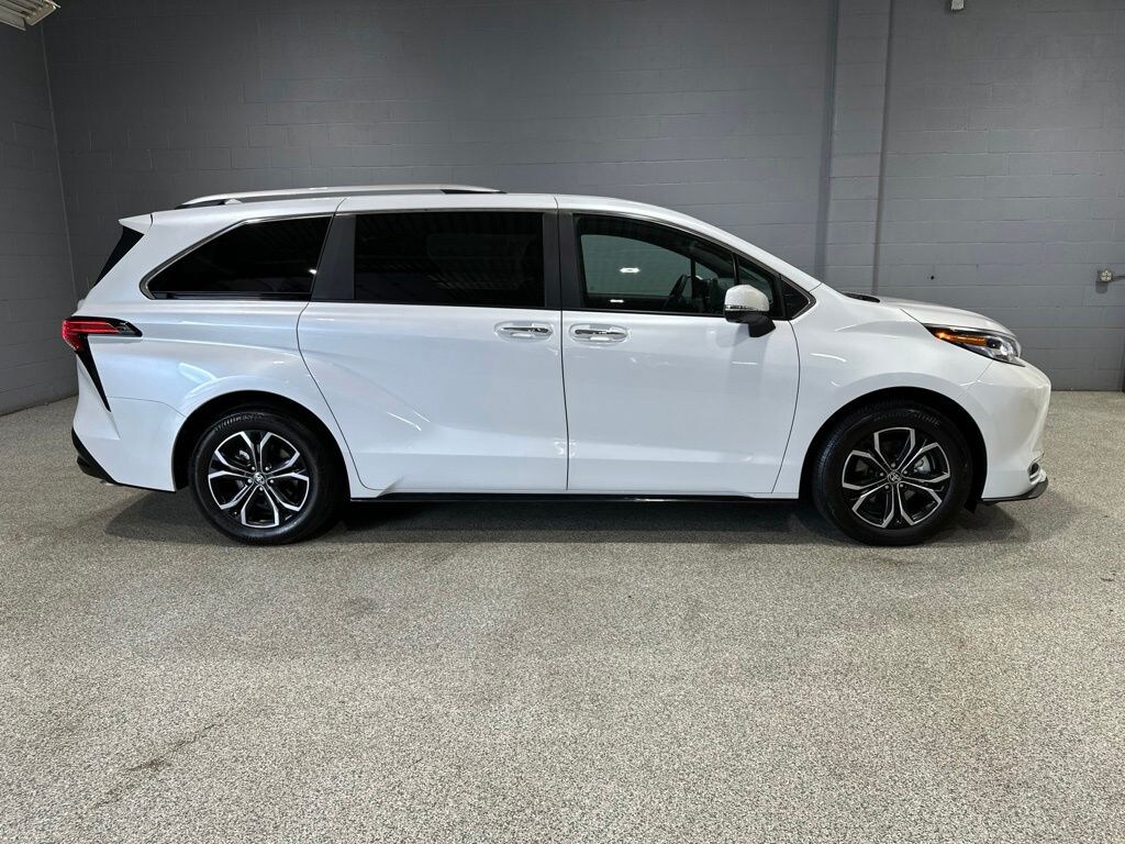 Used 2025 Toyota Sienna Platinum Minivan/Van