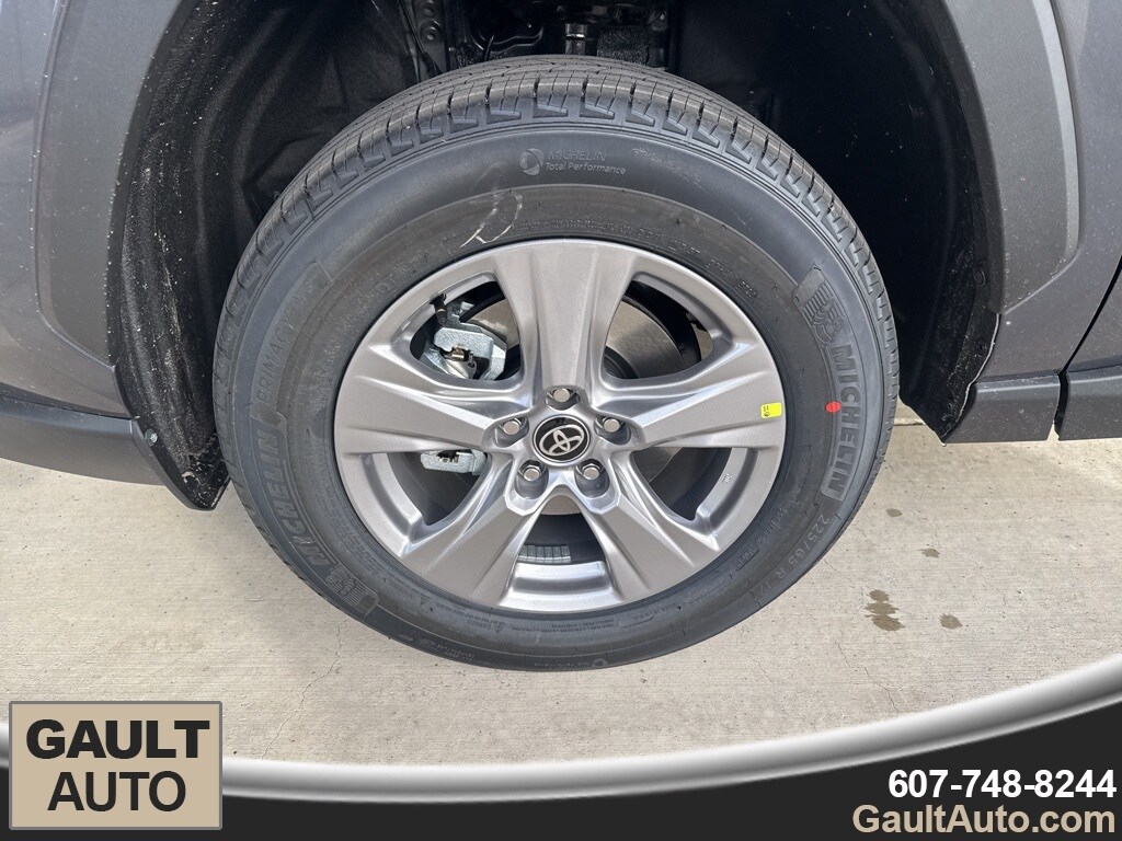 2025 Toyota RAV4 XLE photo 2