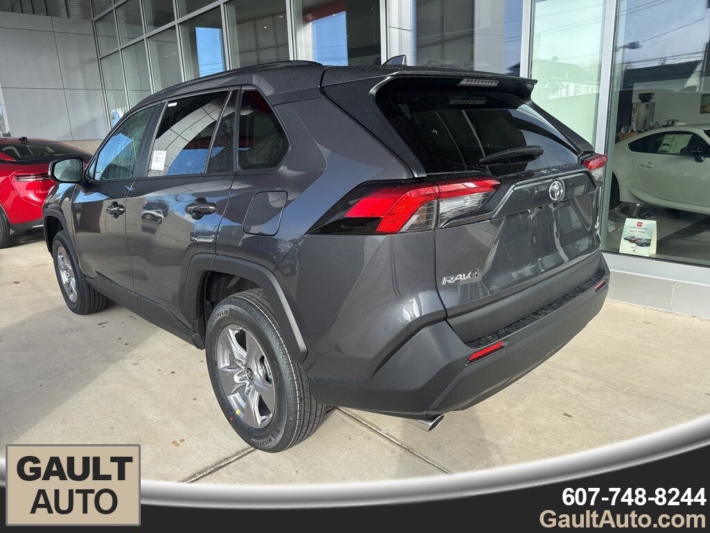 2025 Toyota RAV4 XLE photo 3