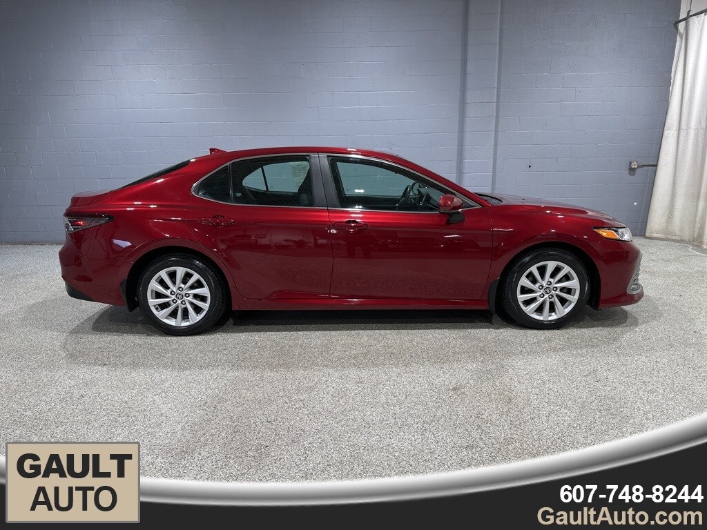 2022 Toyota Camry LE photo 2