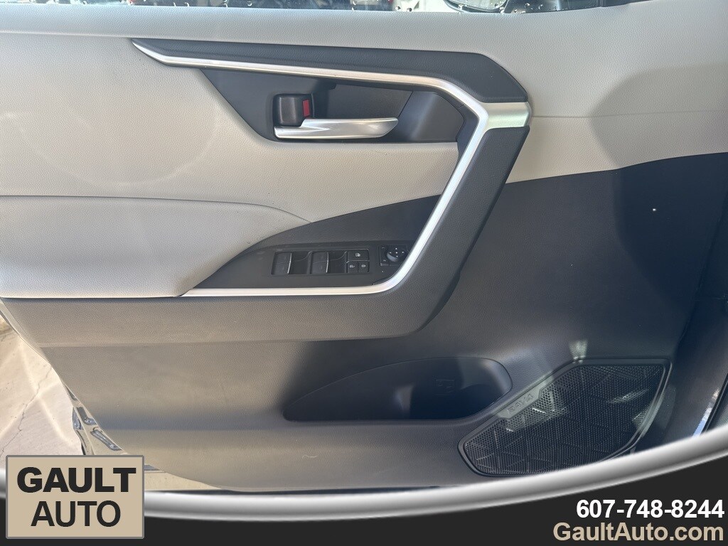 2025 Toyota RAV4 XLE photo 3