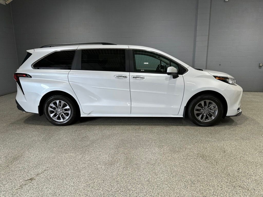 Used 2023 Toyota Sienna XLE Minivan/Van