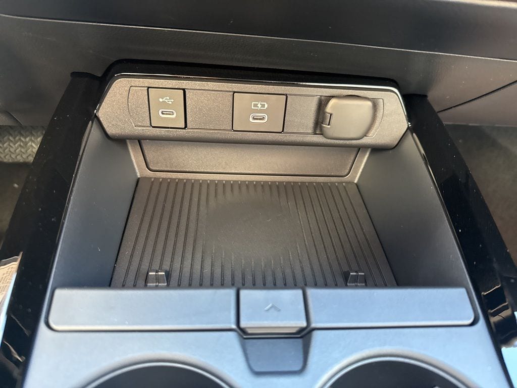 2026 Toyota Prius LE - Photo 13