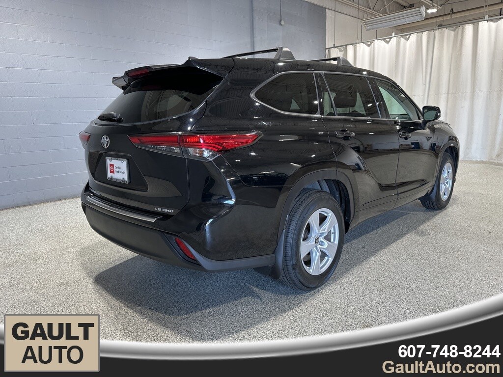 2022 Toyota Highlander LE photo 3