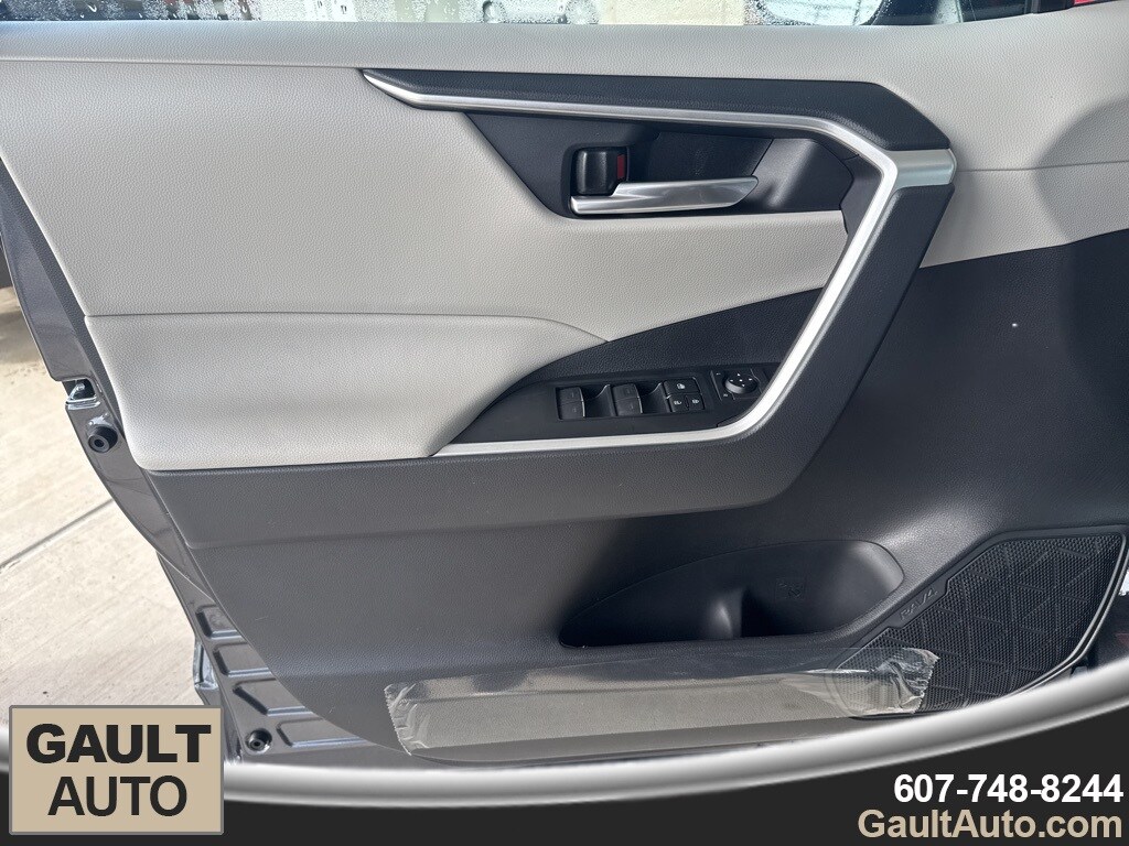 2025 Toyota RAV4 XLE photo 4