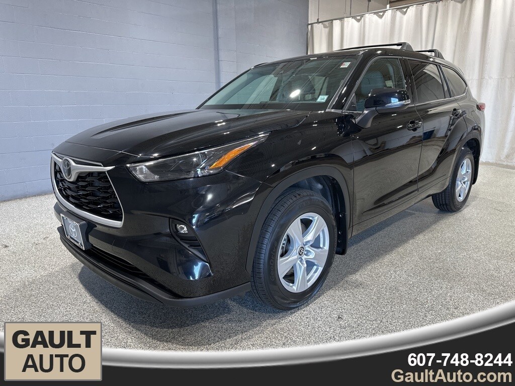2022 Toyota Highlander LE photo 4