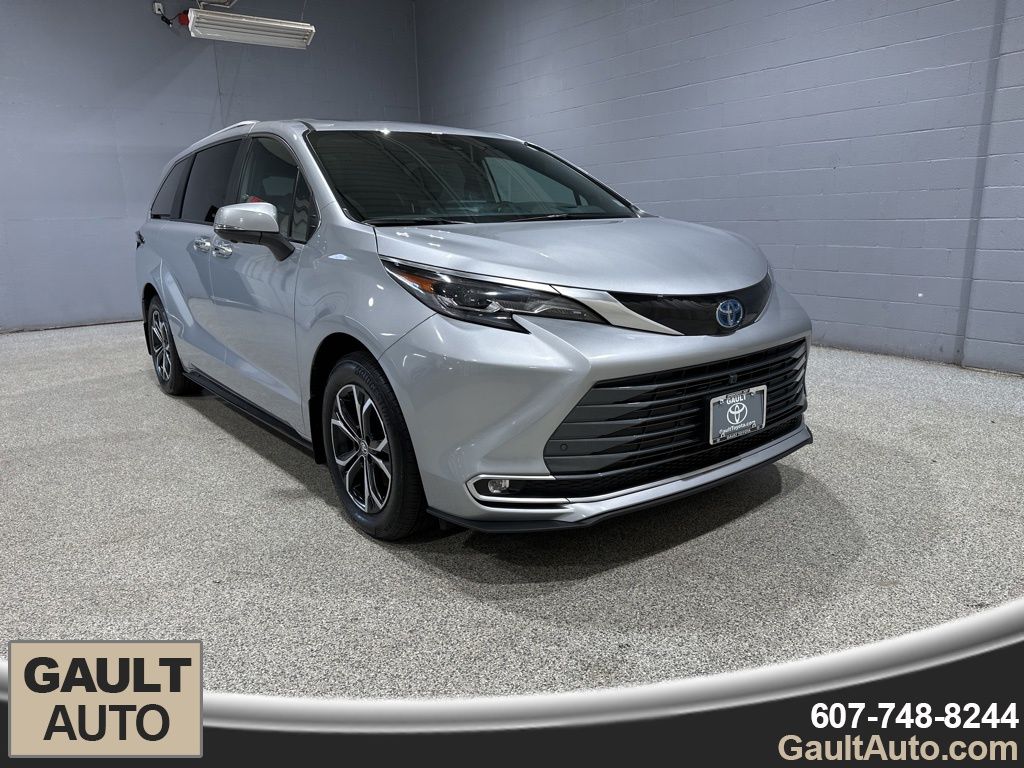 2025 Toyota Sienna Platinum's photo