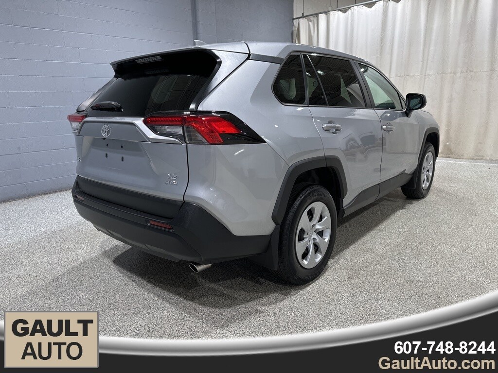 2022 Toyota RAV4 LE photo 2