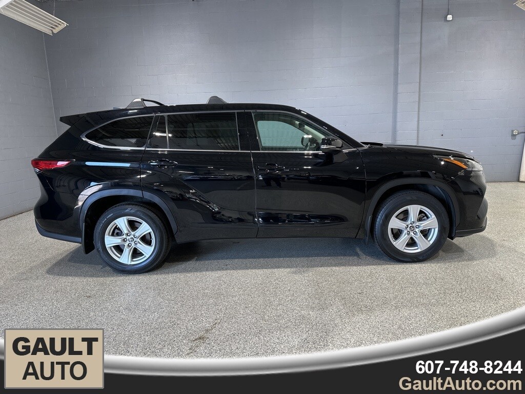 2022 Toyota Highlander LE photo 2