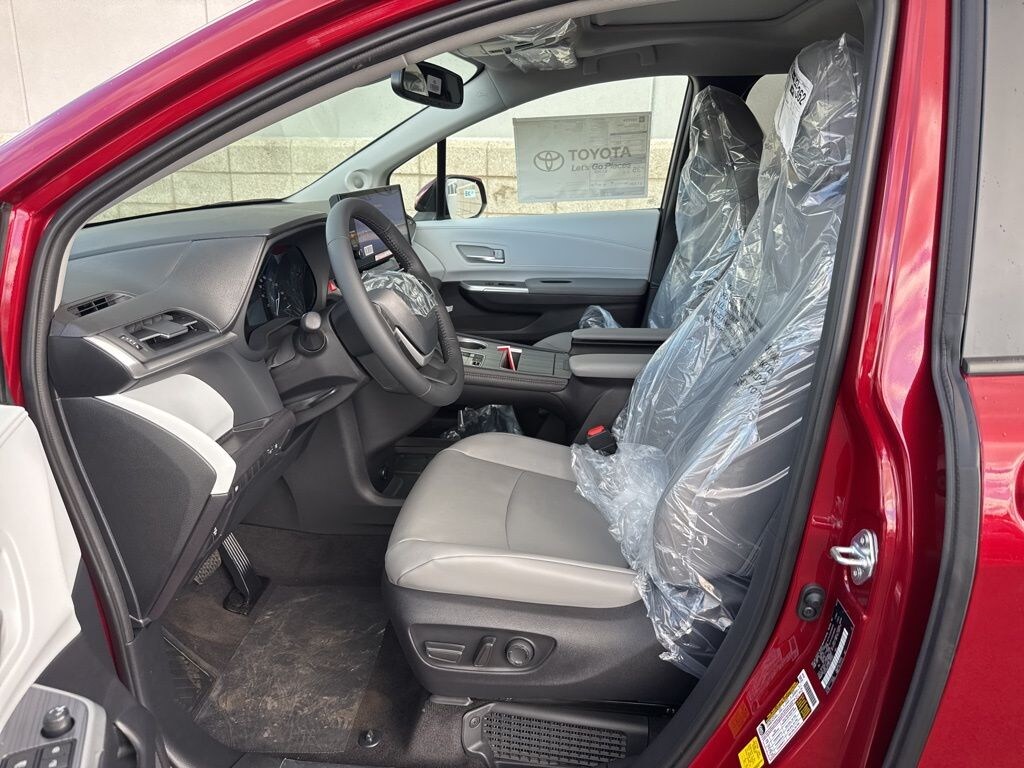 Used 2025 Toyota Sienna XLE Minivan/Van