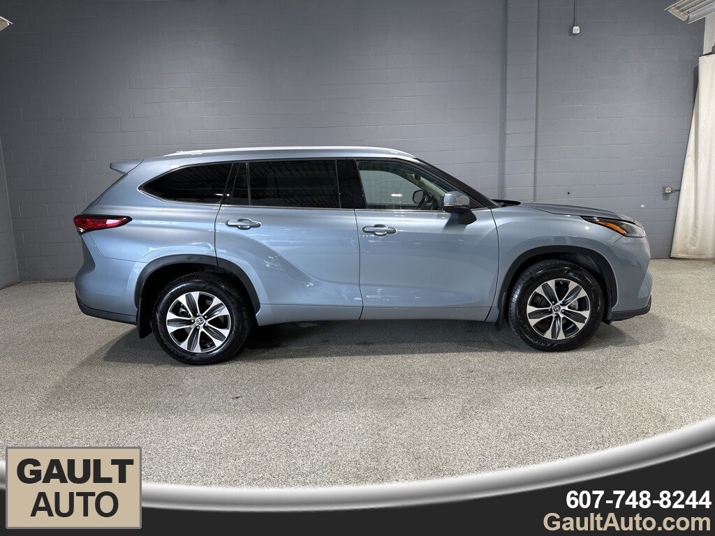 2022 Toyota Highlander XLE photo 2