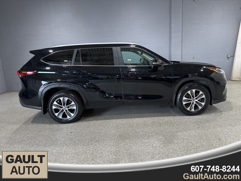 2024 Toyota Highlander XLE photo 2
