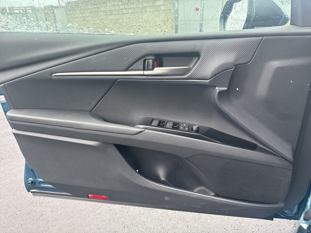 2026 Toyota Camry SE - Photo 6