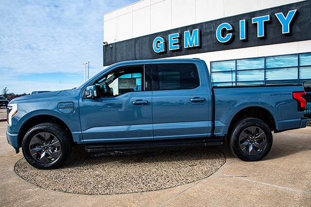 2023 Ford F-150 Lightning Lariat photo 2