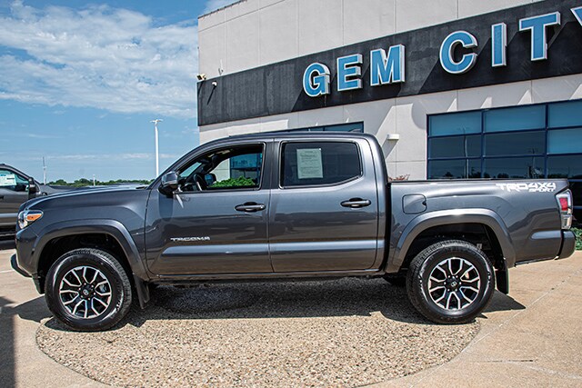 2023 Toyota Tacoma TRD Sport V6 photo 2