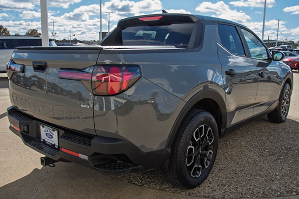 Used 2024 Hyundai Santa Cruz SE Truck