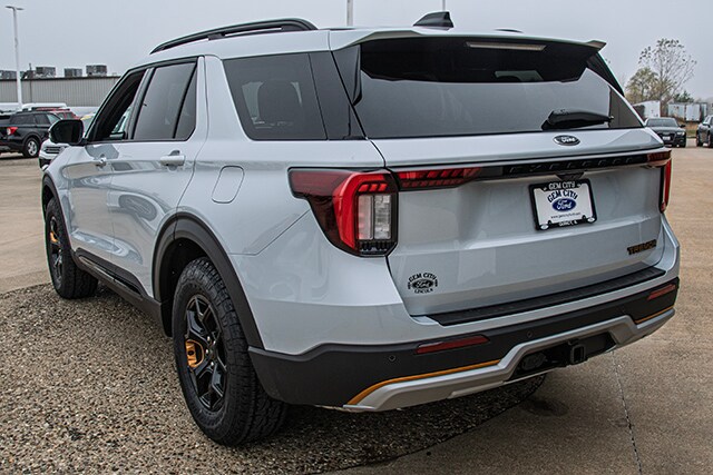 2026 Ford Explorer photo 2