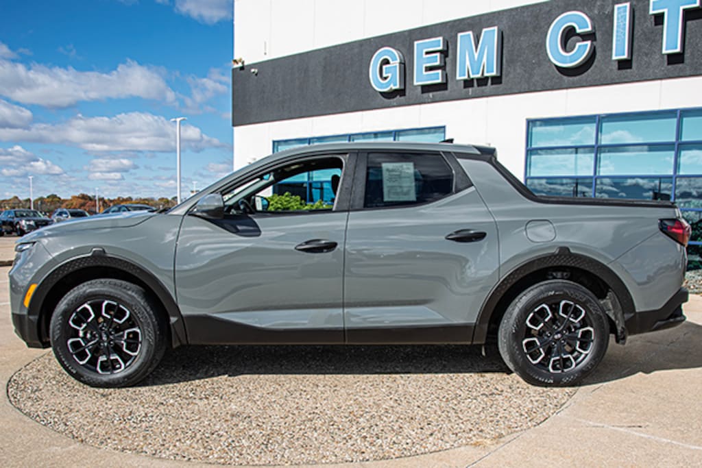 Used 2024 Hyundai Santa Cruz SE Truck