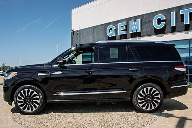 Used 2024 Lincoln Navigator Reserve with VIN 5LMJJ2LG4REL04172 for sale in Quincy, IL