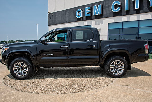 Used 2018 Toyota Tacoma Limited with VIN 3TMGZ5AN9JM163482 for sale in Quincy, IL