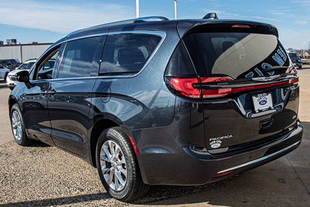 Used 2021 Chrysler Pacifica Touring L Minivan/Van