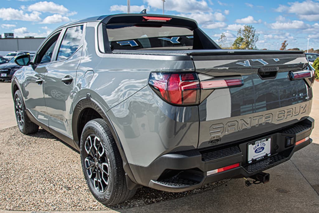 Used 2024 Hyundai Santa Cruz SE Truck