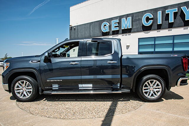 Used 2021 GMC Sierra 1500 SLT with VIN 1GTU9DET1MZ384552 for sale in Quincy, IL
