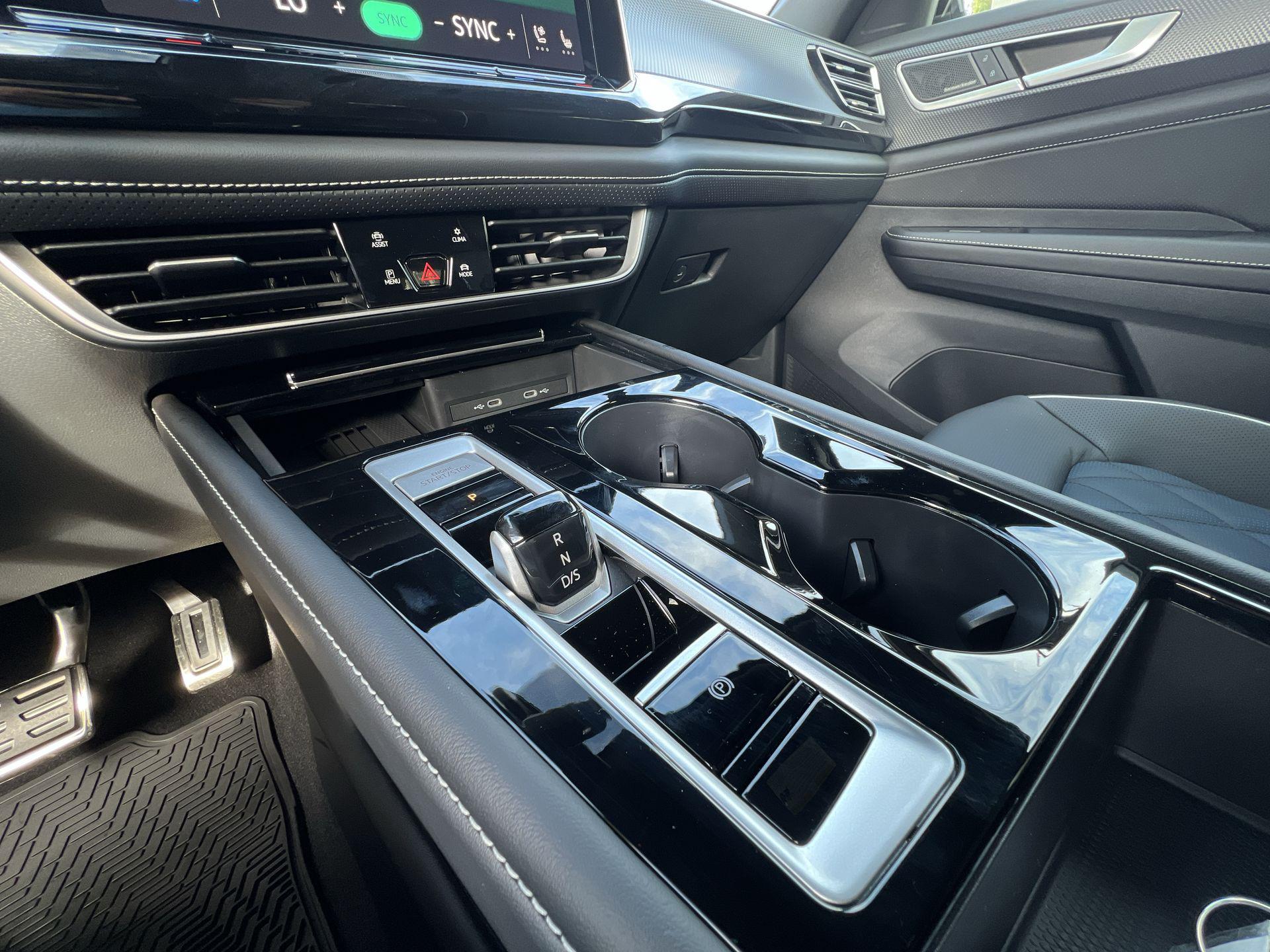 2026 Volkswagen Atlas Cross Sport SEL Premium R-LINE - Photo 19