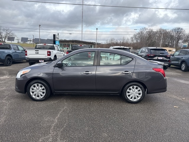 2015 Nissan Versa SV's photo